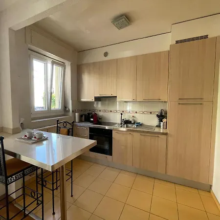 With Balcony-6 Minutes From The Railway Appartement